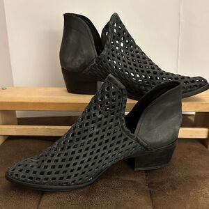 Musse&Cloud  Black Cutout Ankle Boots